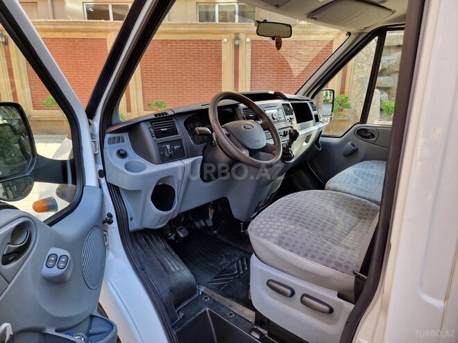 Ford Transit-12