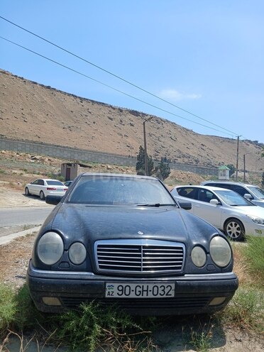 Mercedes E 200-1