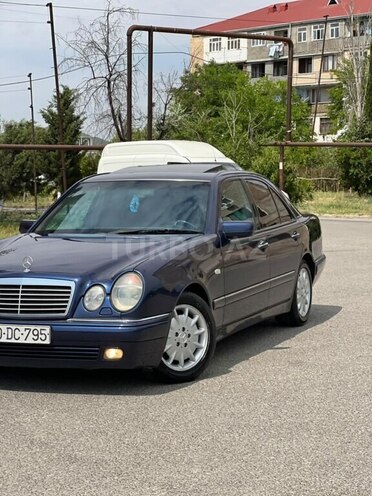Mercedes E 230-11