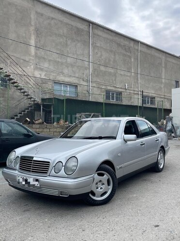 Mercedes E 200-1