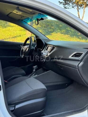 Hyundai Accent-11