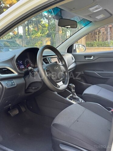 Hyundai Accent-12