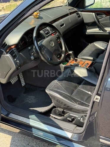 Mercedes E 320-4