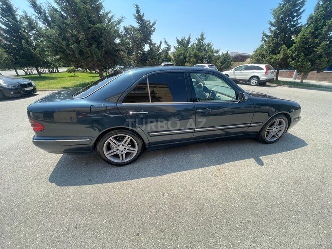 Mercedes E 220-11