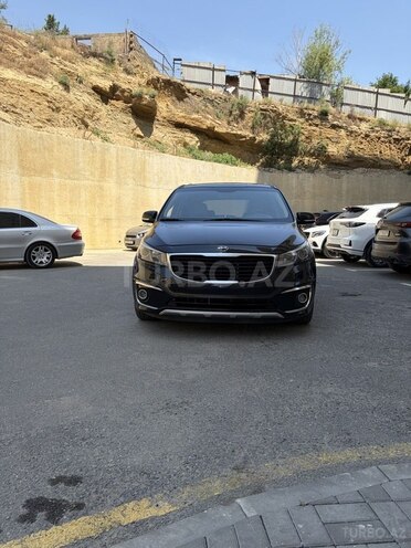 Kia Carnival-1