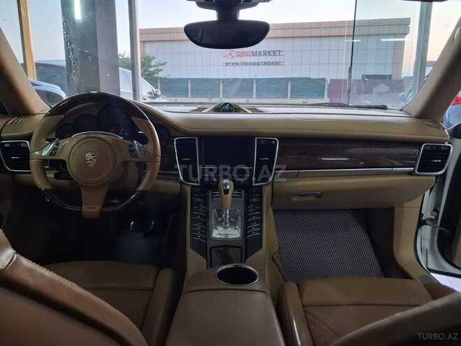 Porsche Panamera-4