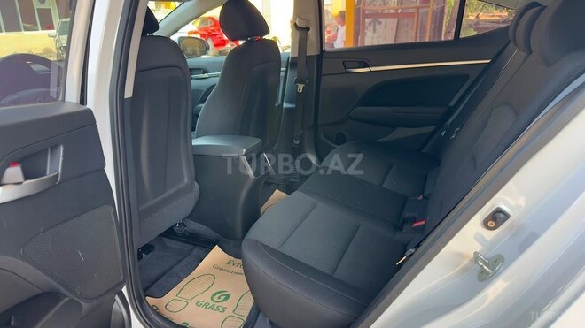 Hyundai Elantra-4