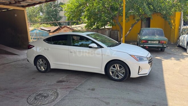 Hyundai Elantra-12