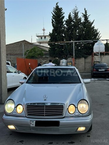 Mercedes E 230-1