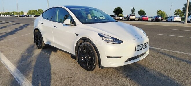 Tesla Model Y-9