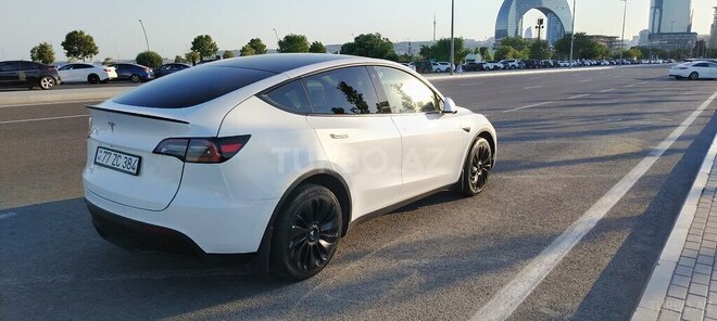 Tesla Model Y-11