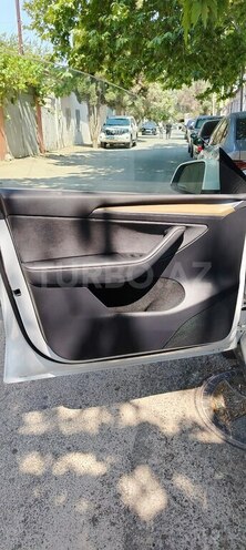 Tesla Model Y-18