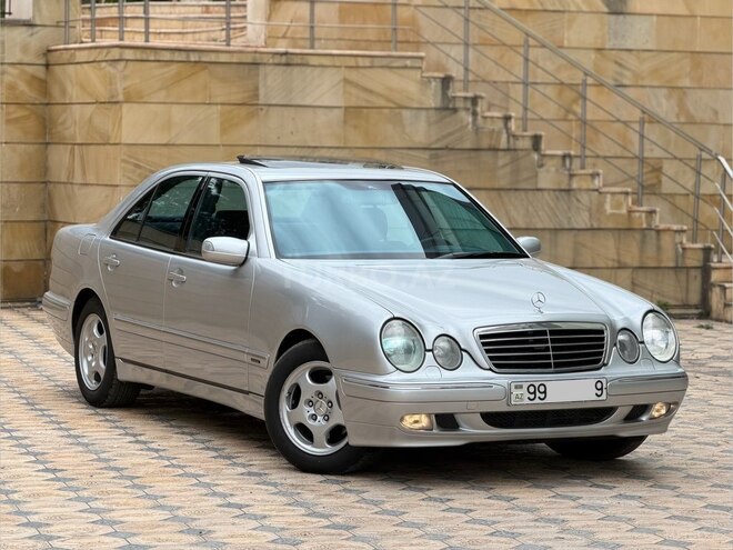 Mercedes E 270-1