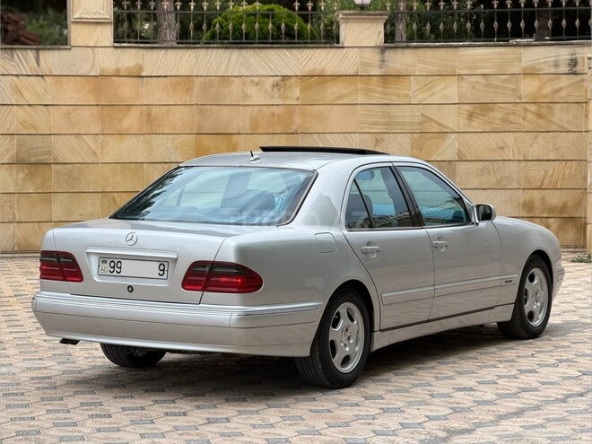 Mercedes E 270-9