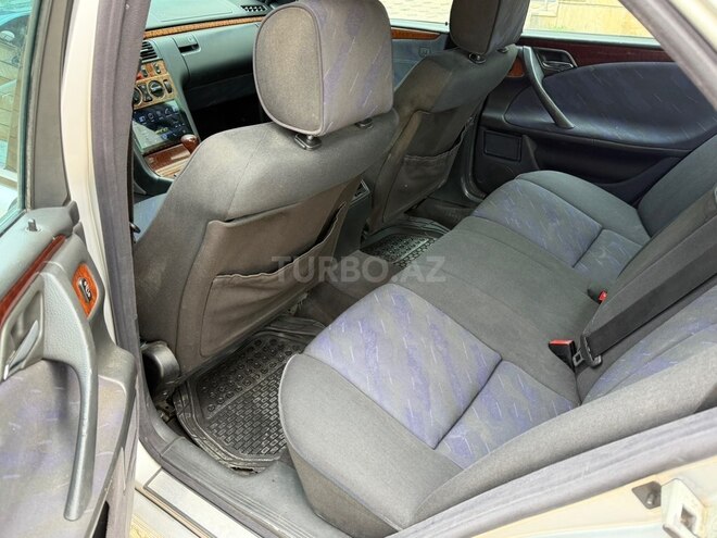 Mercedes E 270-16