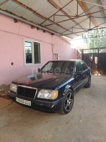 Mercedes 220 E-2