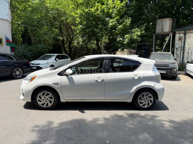 Toyota Aqua-4