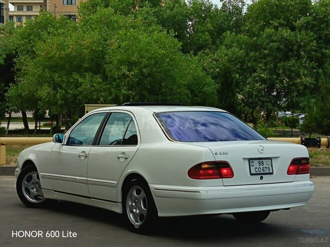 Mercedes E 320-11