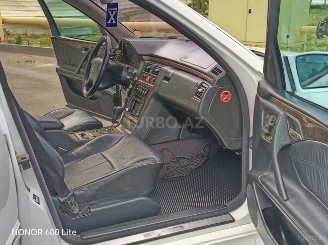 Mercedes E 320-17