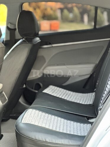 Hyundai Elantra-6
