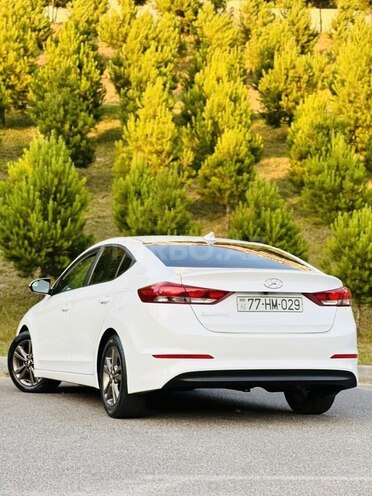 Hyundai Elantra-12