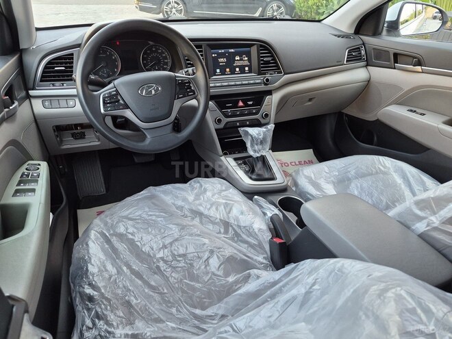 Hyundai Elantra-11