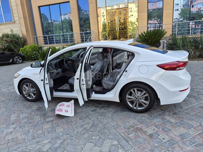 Hyundai Elantra-12