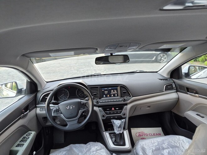 Hyundai Elantra-16