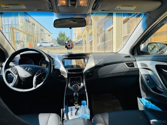Hyundai Elantra-11