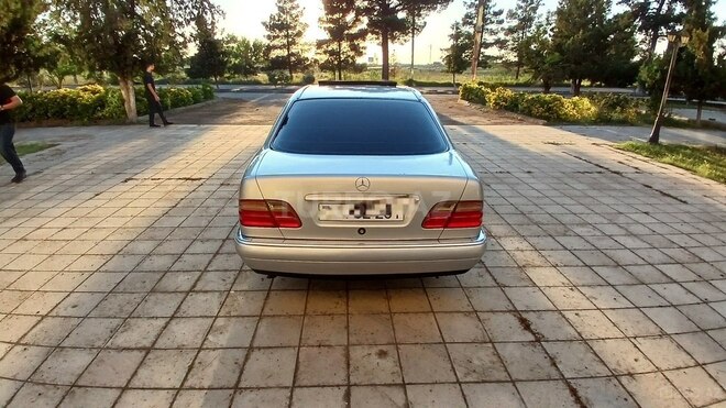 Mercedes E 230-5