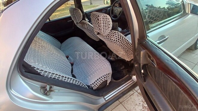 Mercedes E 230-19