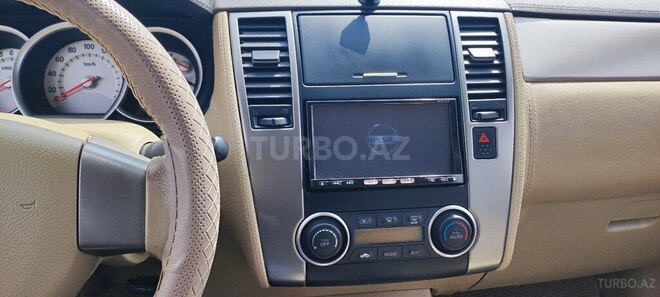 Nissan Tiida-12
