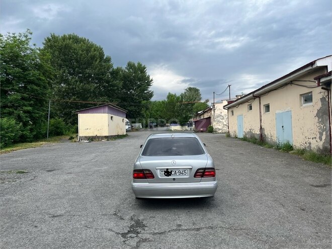 Mercedes E 240-2