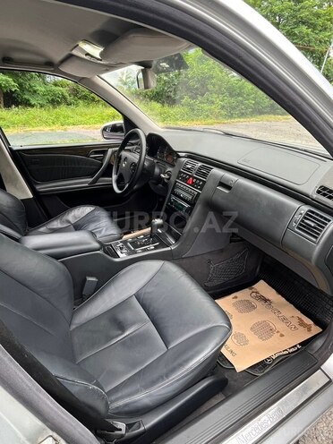Mercedes E 240-16