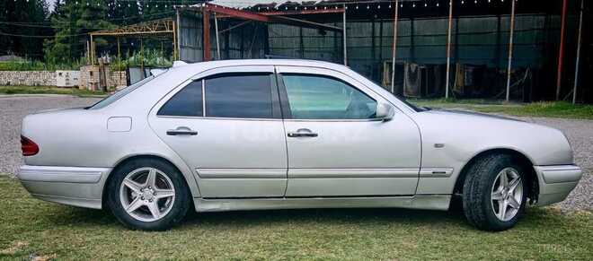 Mercedes E 230-4