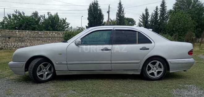 Mercedes E 230-5