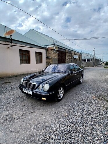 Mercedes E 200-11