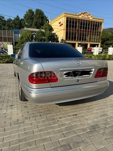 Mercedes E 280-8