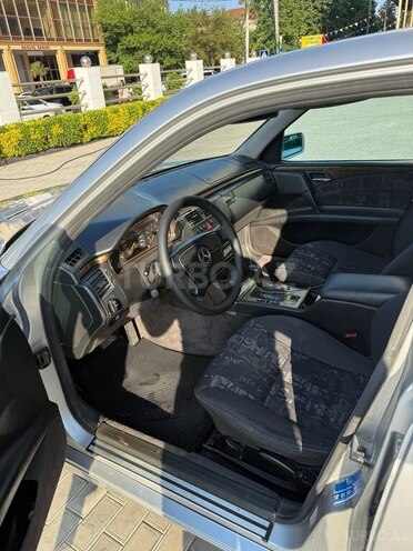 Mercedes E 280-11