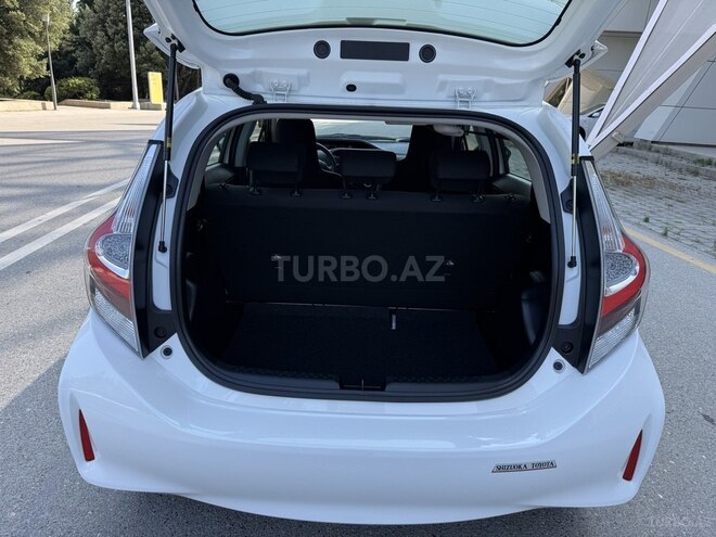Toyota Aqua-13