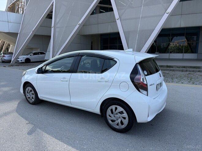 Toyota Aqua-7