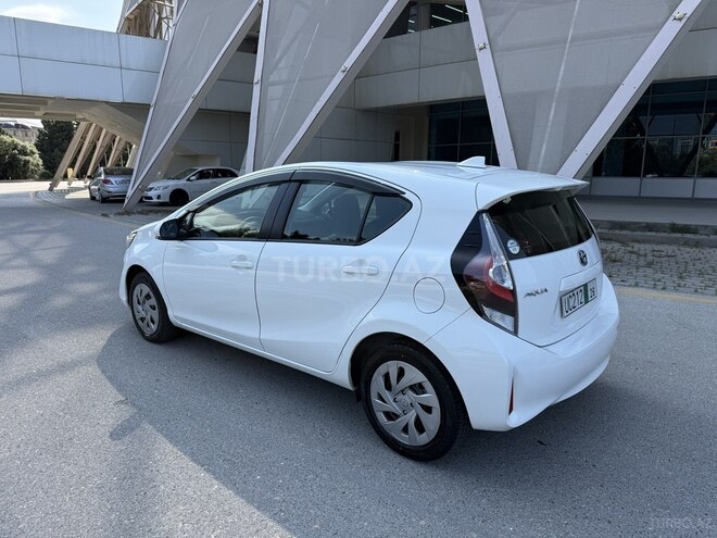 Toyota Aqua-8