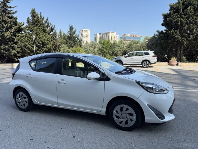 Toyota Aqua-3