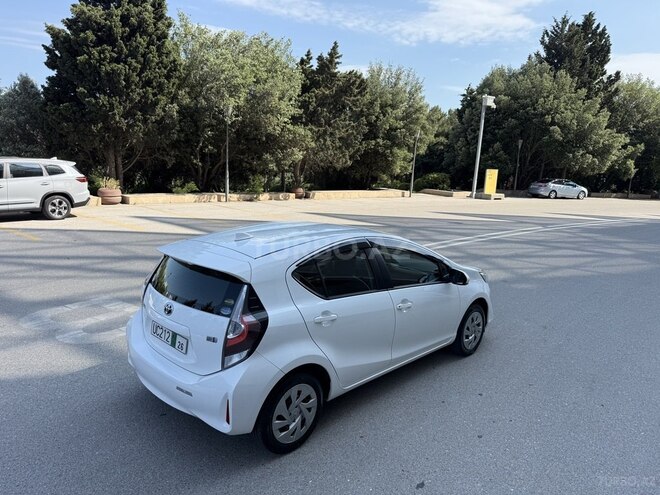 Toyota Aqua-9