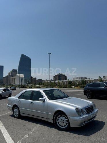Mercedes E 240-1