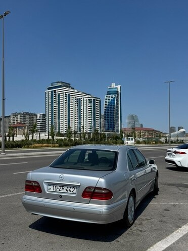 Mercedes E 240-4