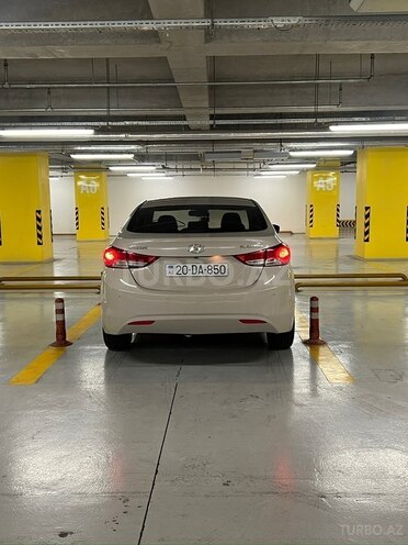 Hyundai Elantra-4