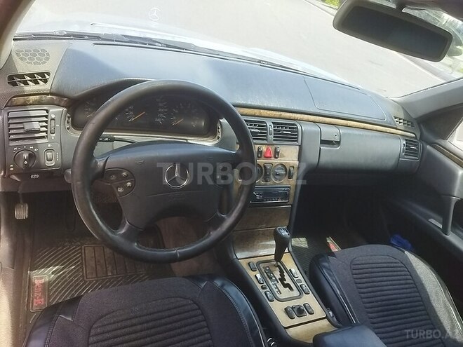 Mercedes E 240-4