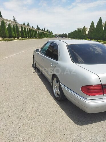 Mercedes E 240-6