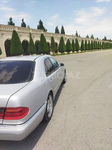 Mercedes E 240-5